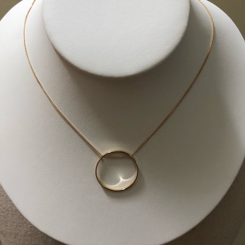 HM Circle pendant necklace